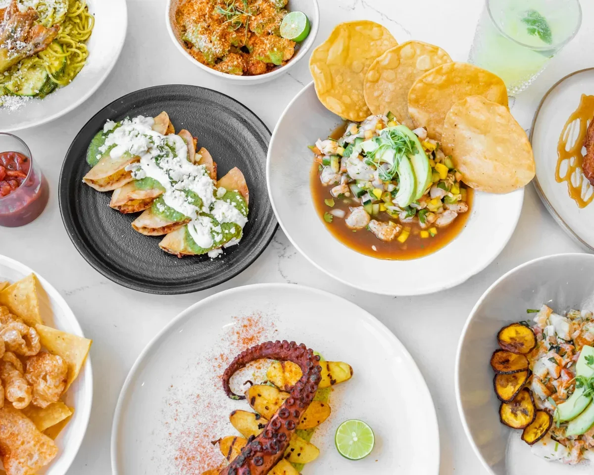 El Barrio Cantinaの料理が並ぶテーブル