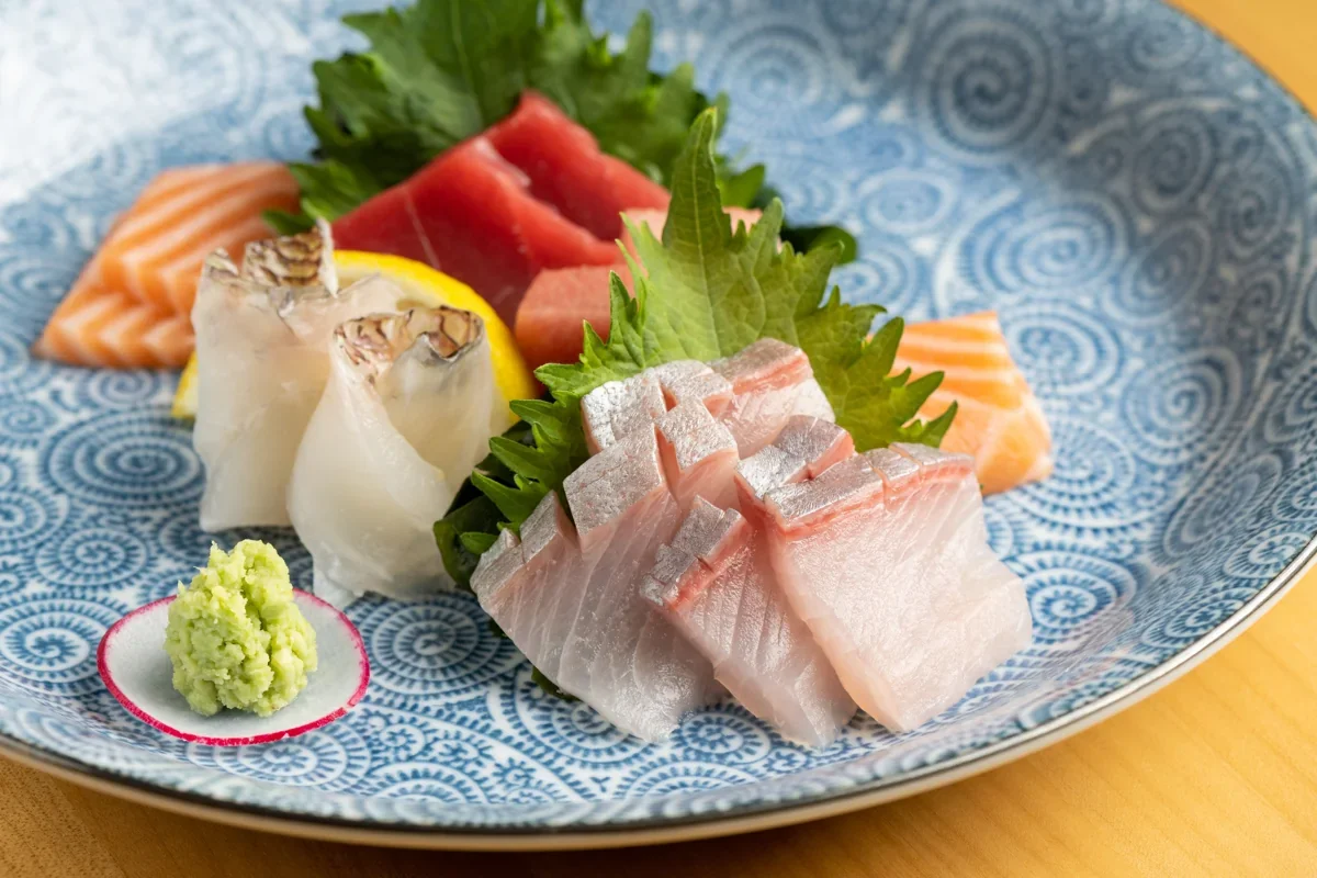 青い皿に盛り付けたHamasakuの刺身