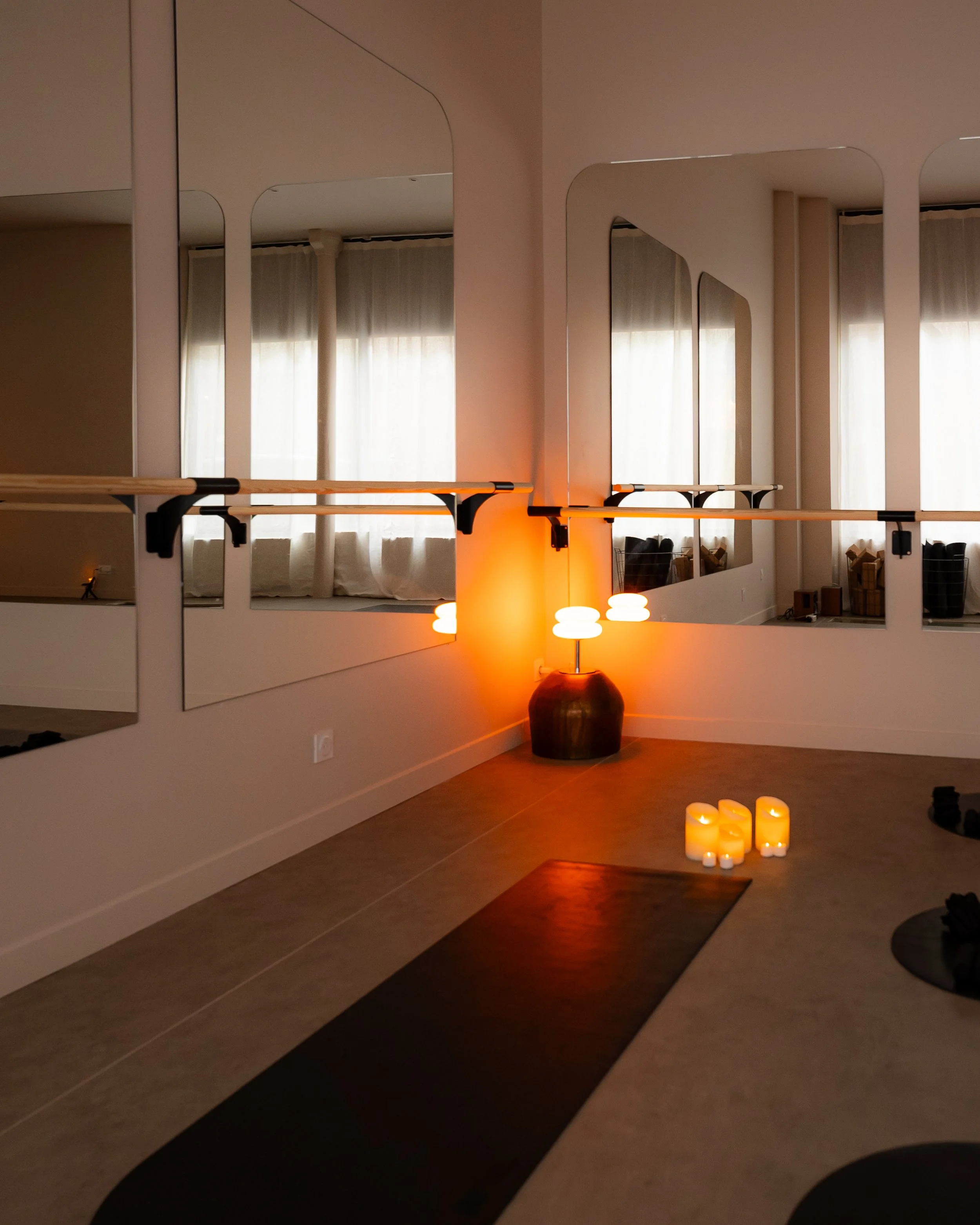 Cours de Pilates au sol sur tapis à Maison Amat, Paris 10e