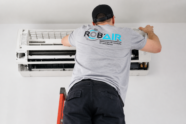 Technicien ROB’AIR procédant au démontage d’une thermopompe murale