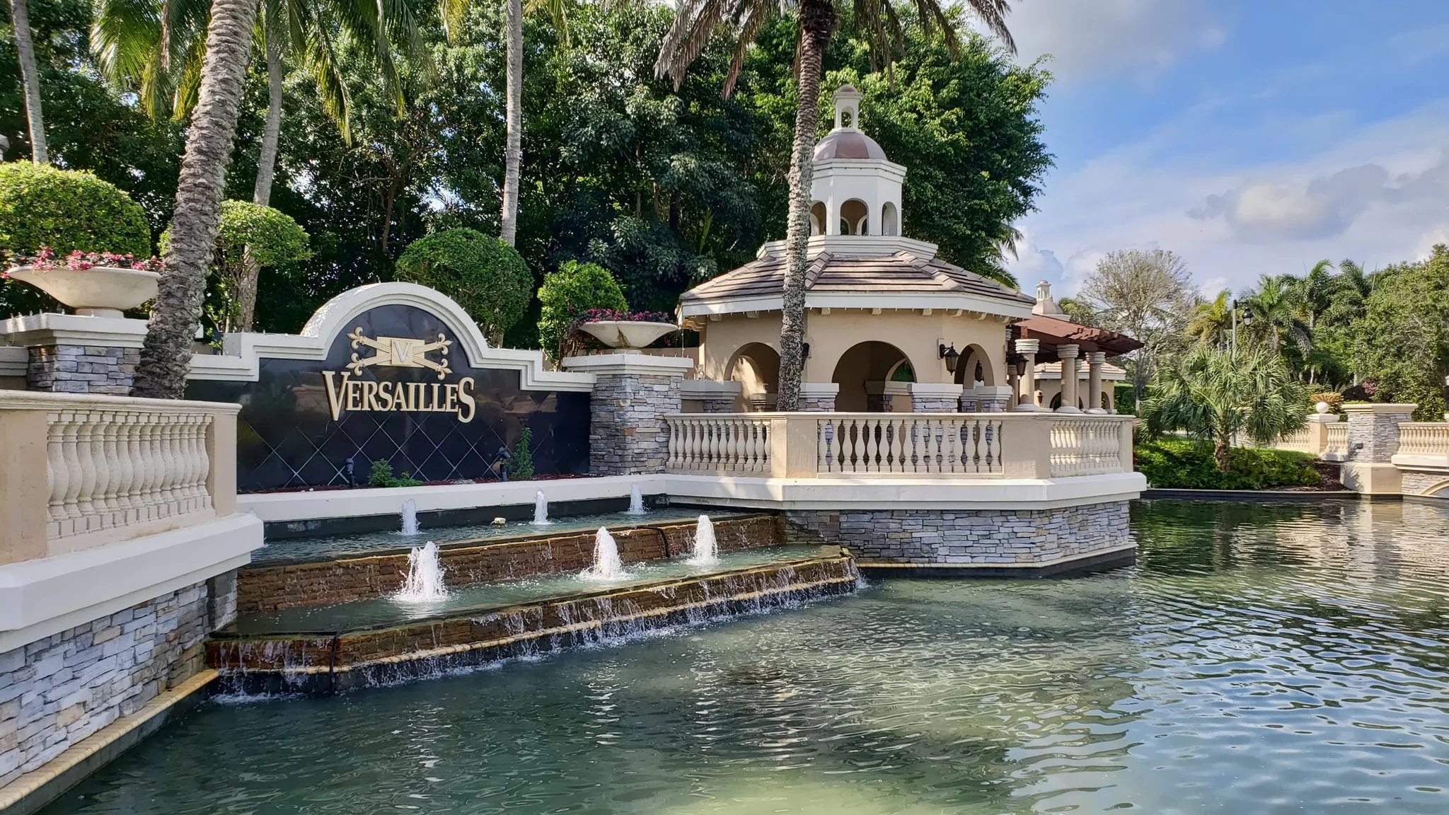 Versailles entrance monument