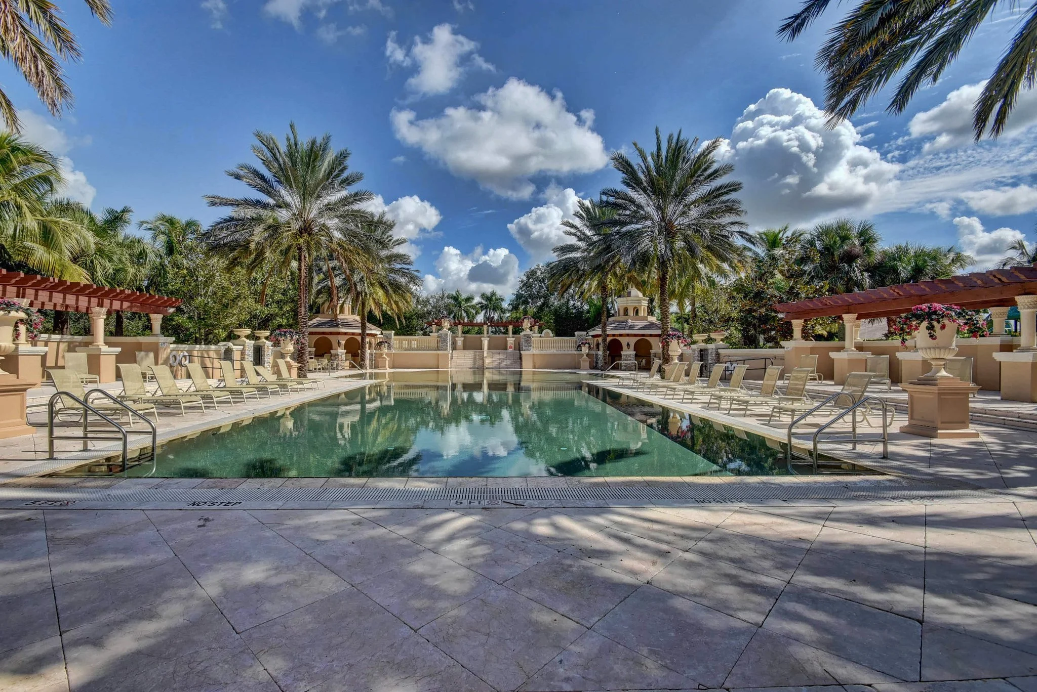 Versailles spa and hot tub