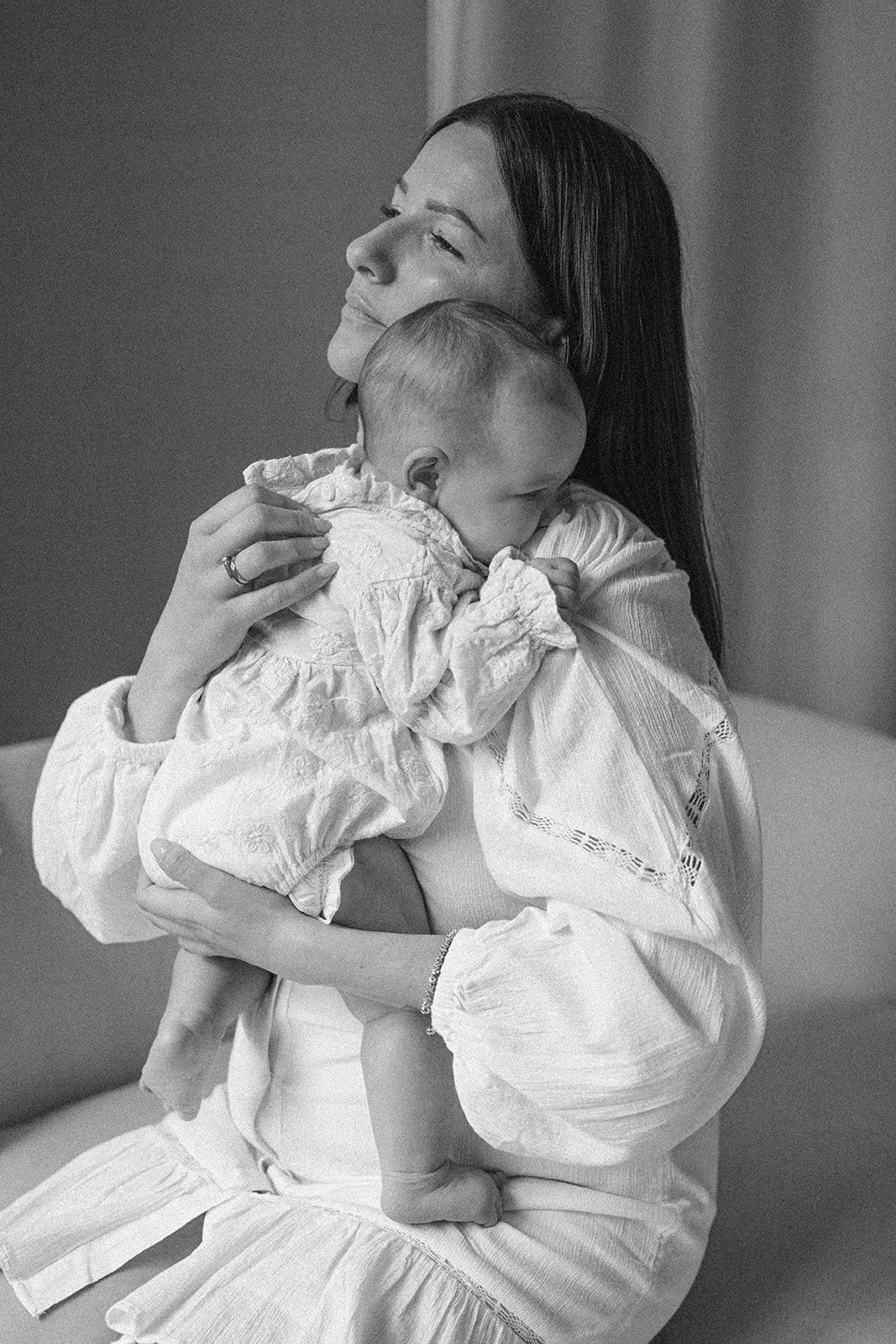 Mutter hält ihr Baby im Arm, Schwarz-Weiß