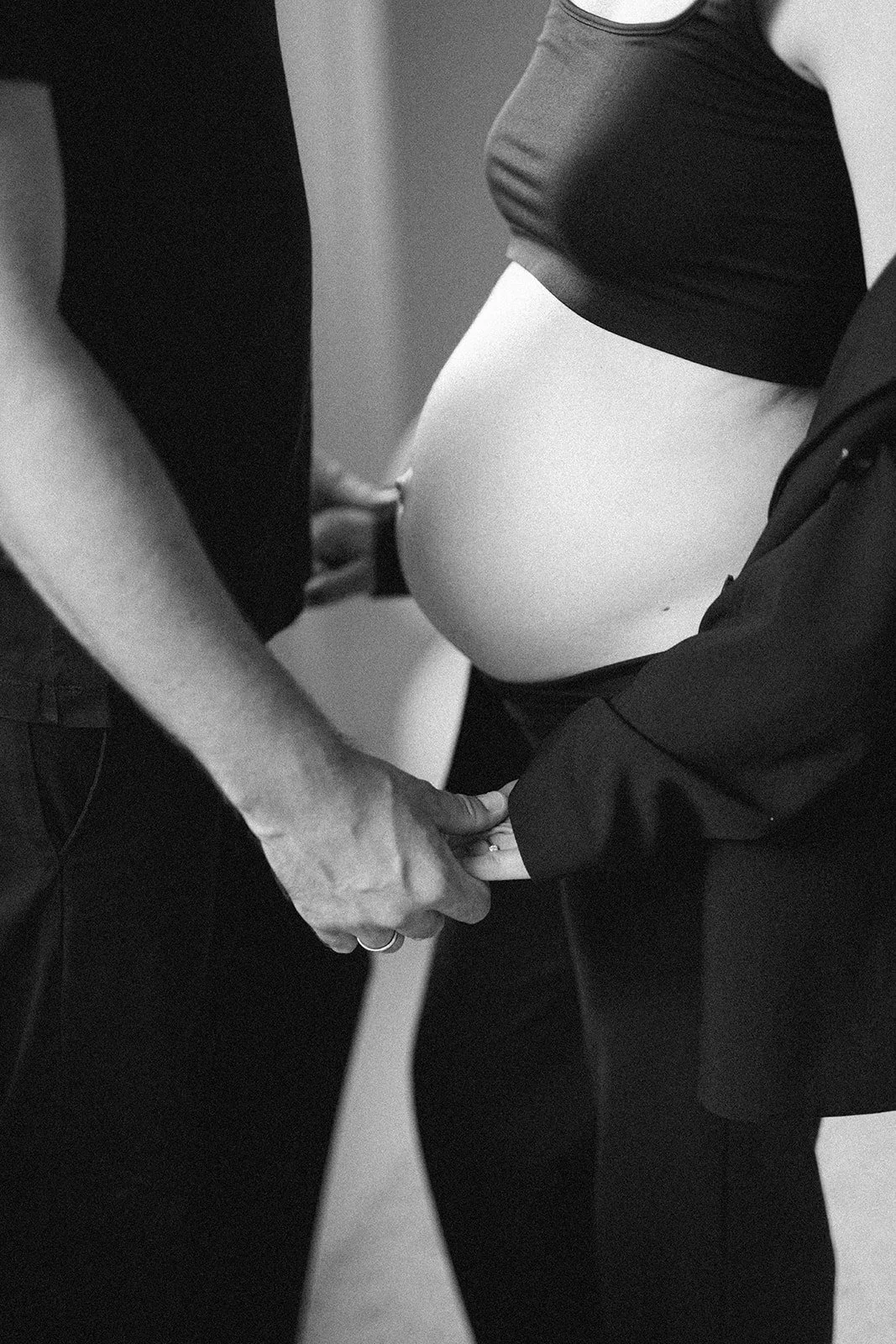 Hände halten sich vor einem Babybauch