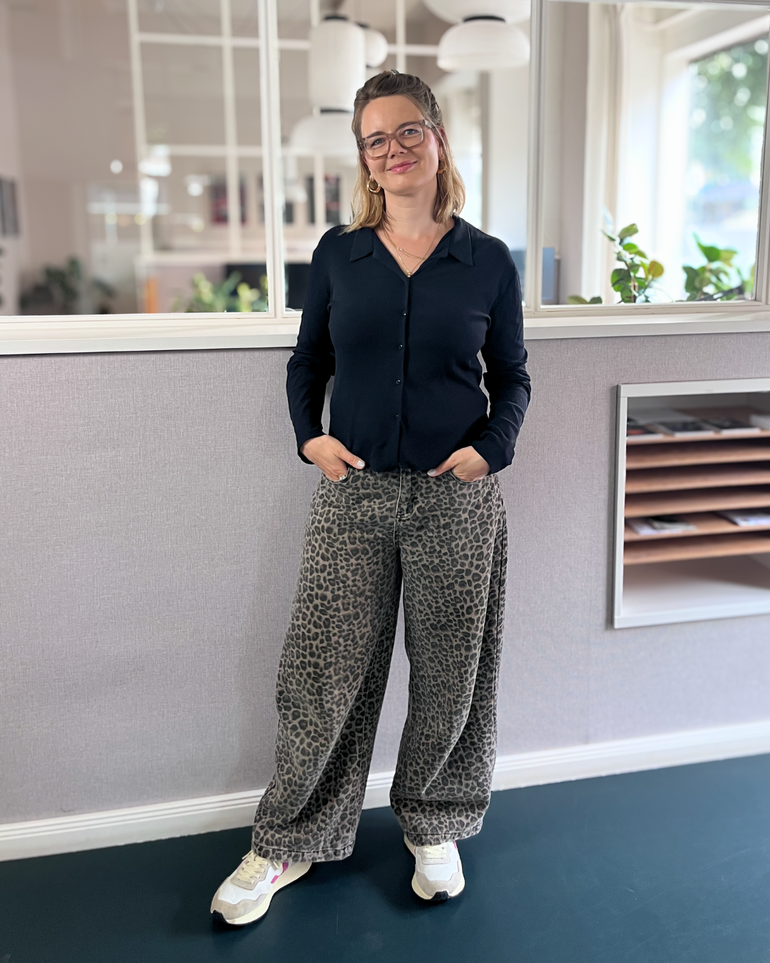 Friederike Köhler an ihrem Schreibtisch