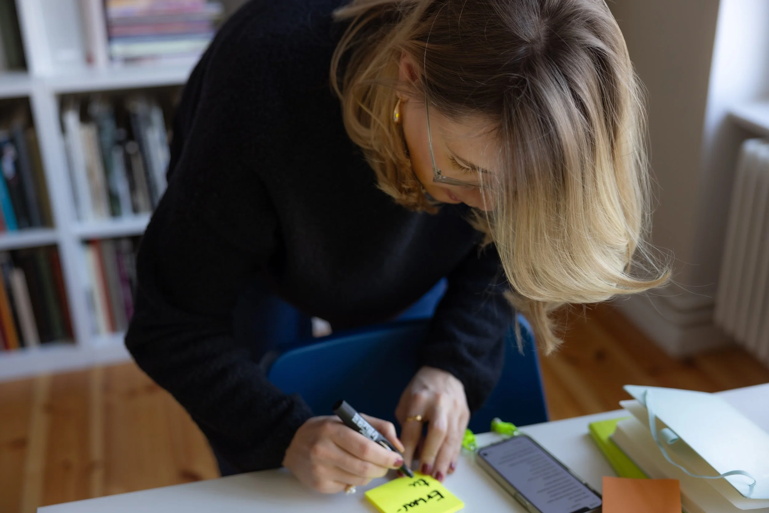 Friederike Köhler beim Schreiben auf Sticky Notes