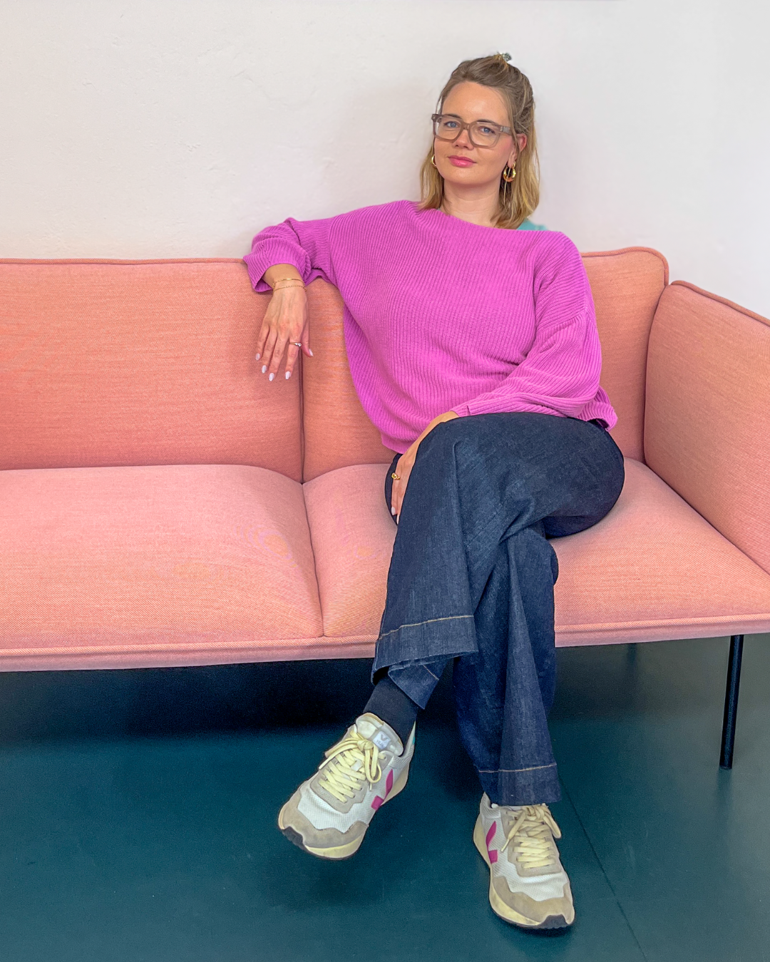 Friederike Köhler beim Strukturieren auf Sticky Notes