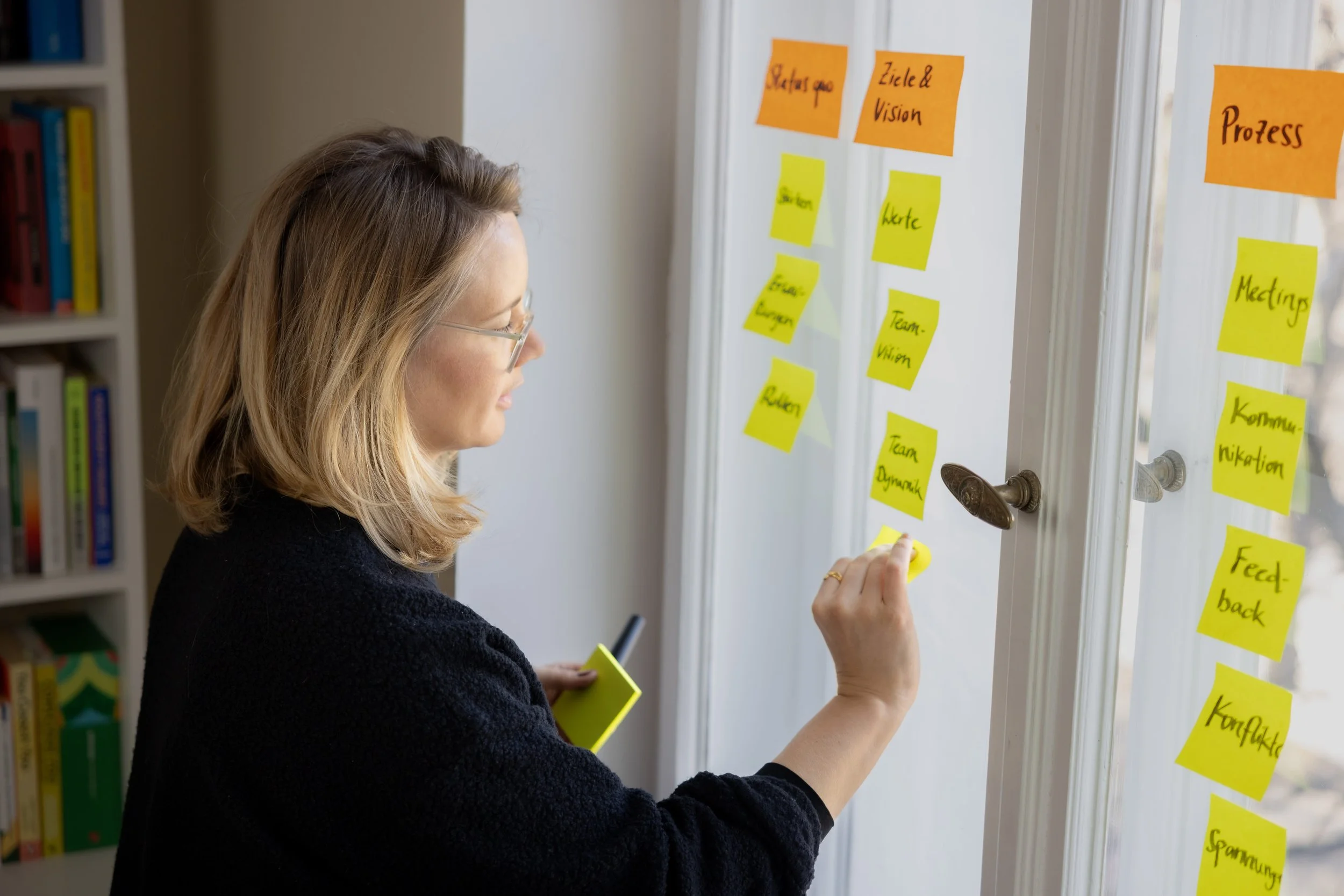 Friederike Köhler beim Strukturieren auf Sticky Notes