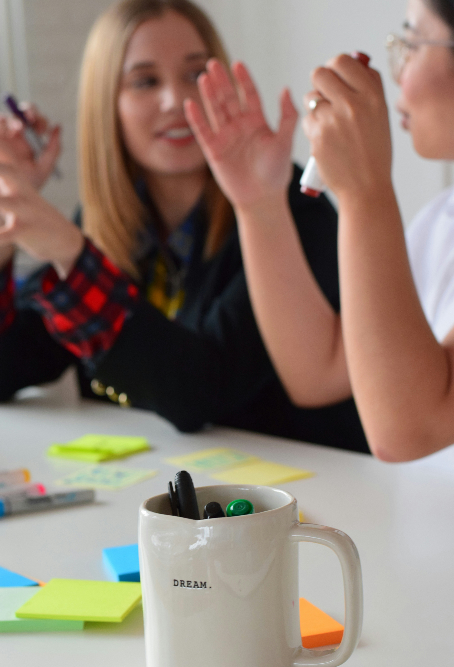 Workshop-Situation mit Sticky Notes