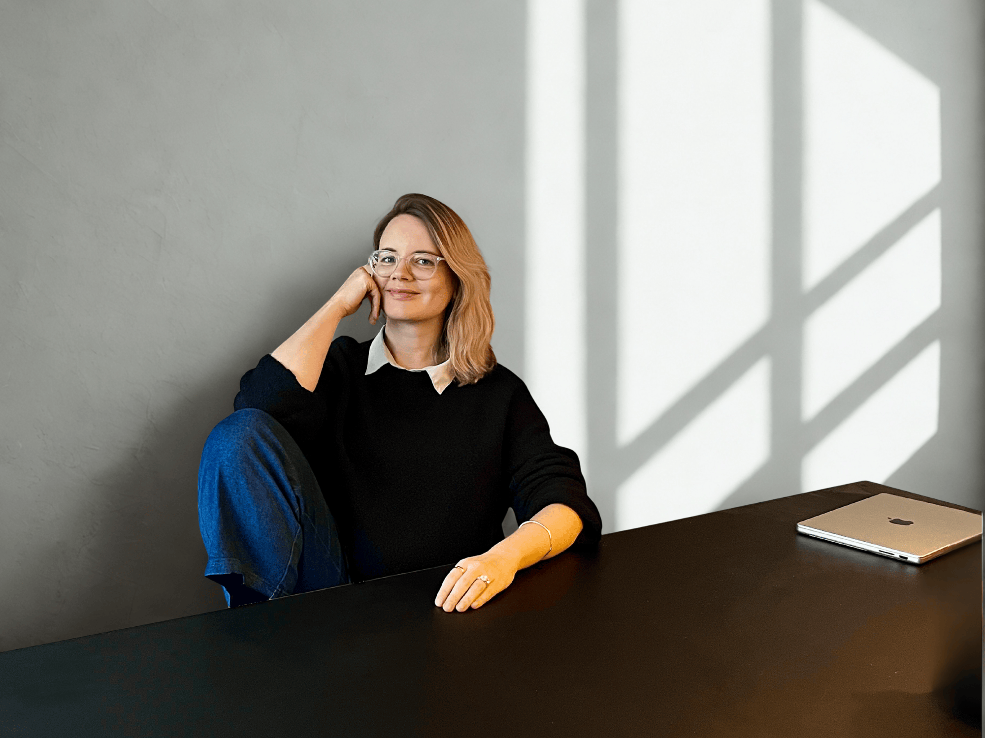 Friederike Köhler an ihrem Schreibtisch
