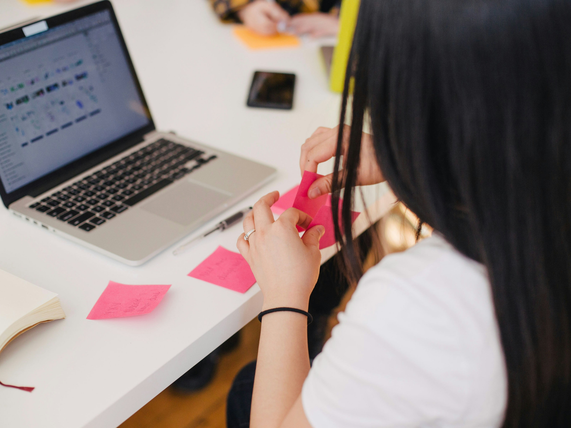 Friederike Köhler beim Schreiben auf Sticky Notes
