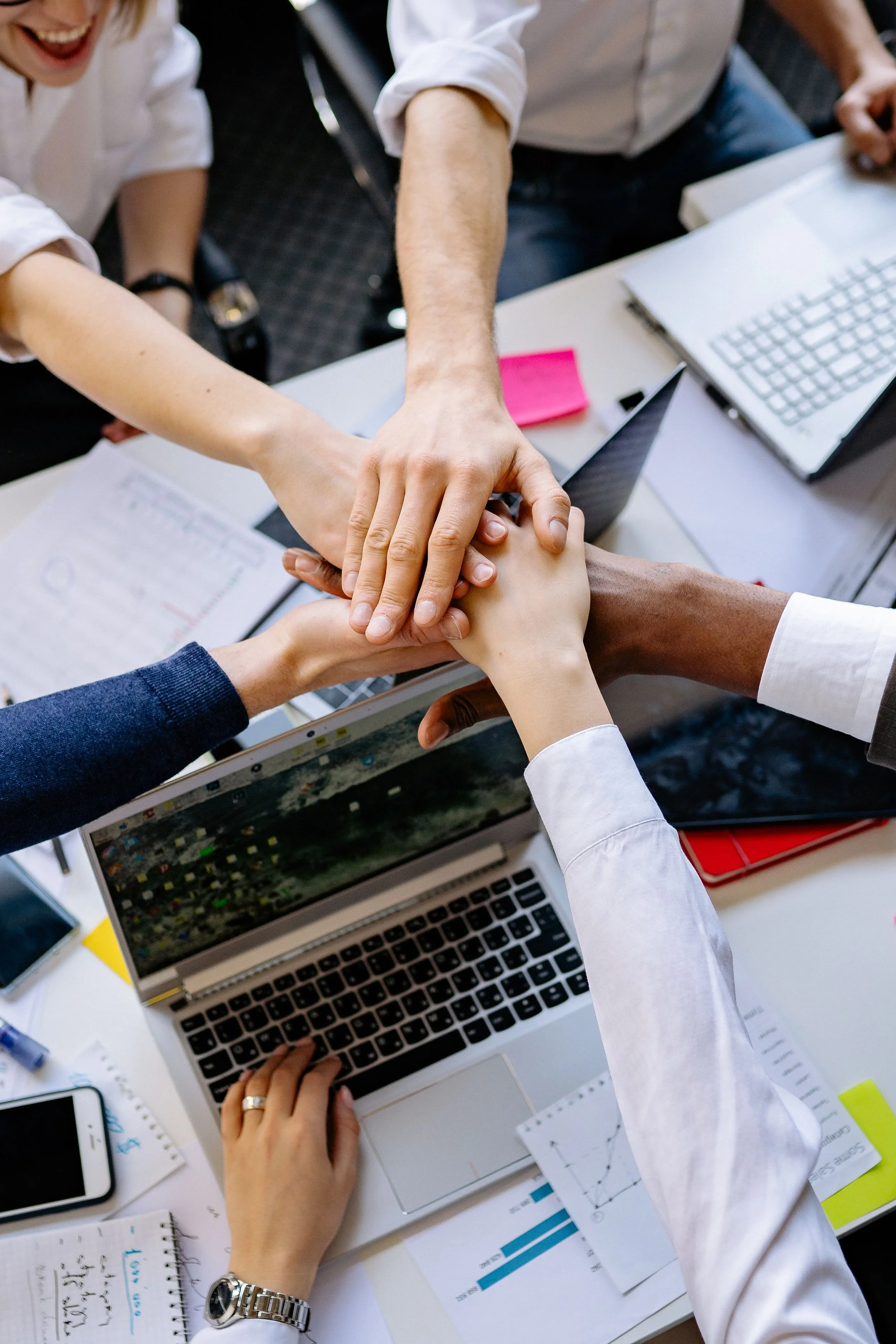 Gemeinsame technische Planung als Symbol für partnerschaftliche Zusammenarbeit