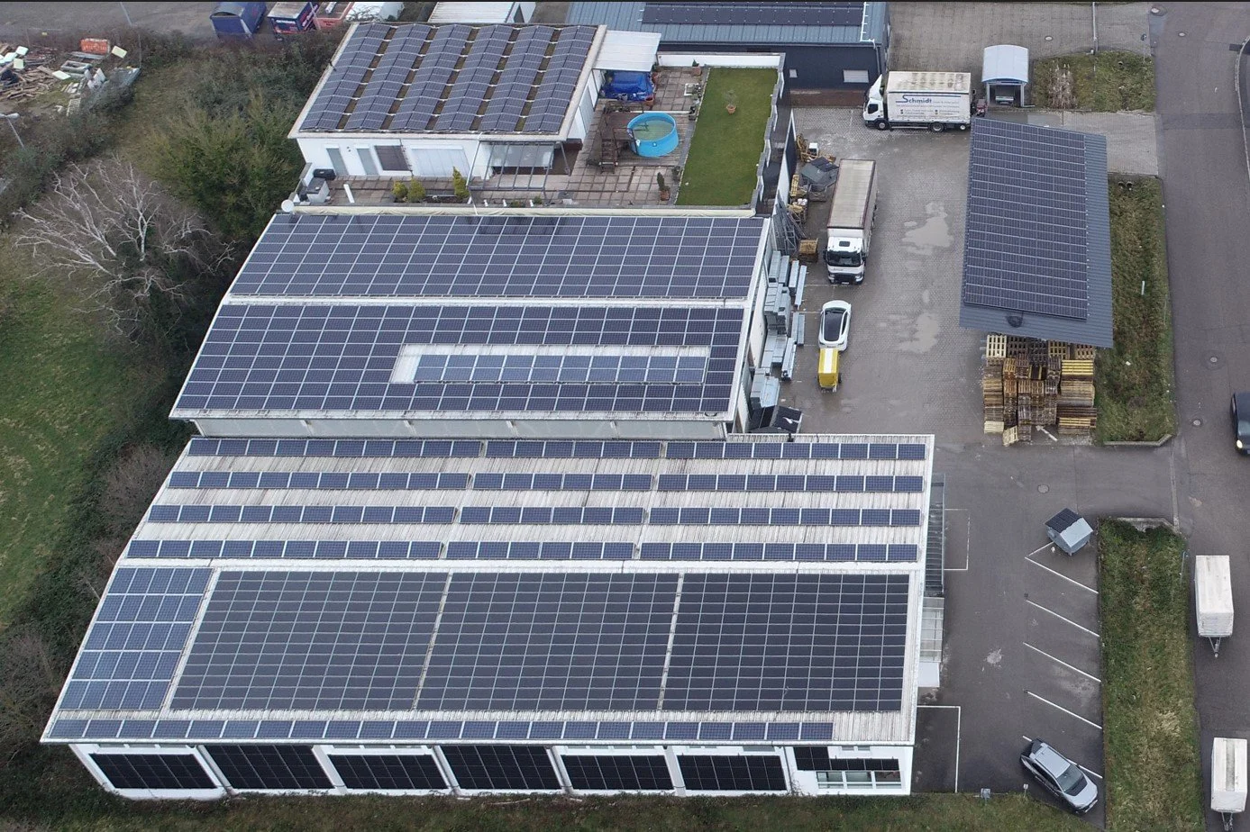 Luftbild der Dach- und Fassaden-Photovoltaikanlage am Gewerbestandort Schmidt in Teningen