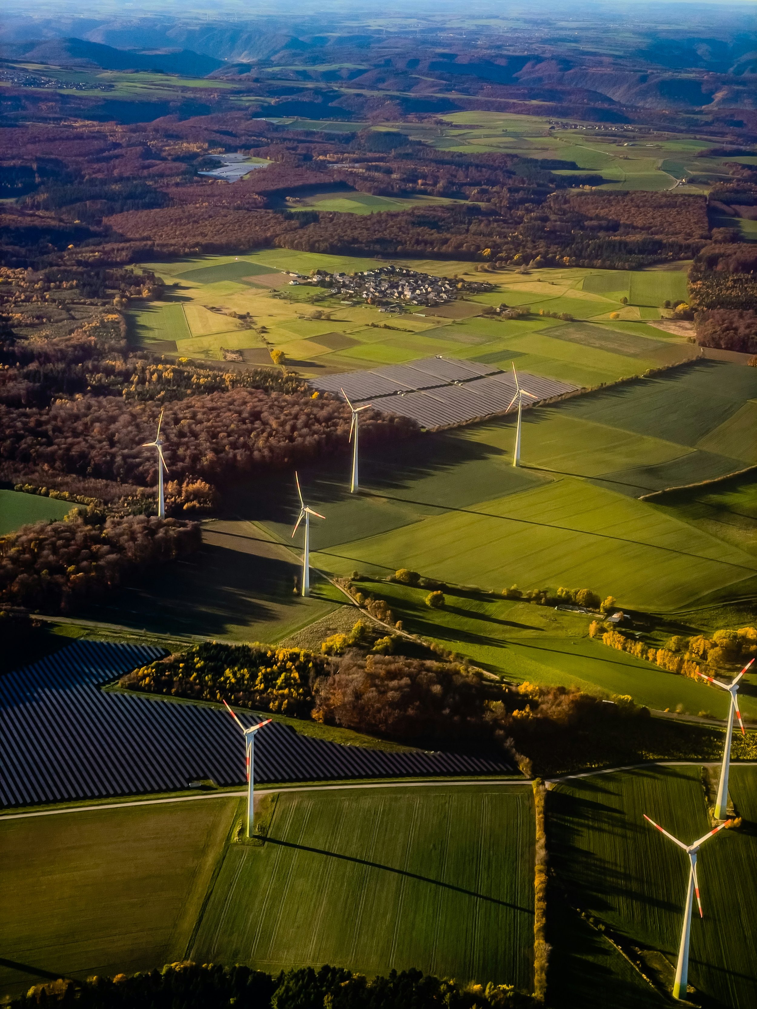 Windenergieanlagen und Photovoltaikflächen in einer ländlichen Energielandschaft
