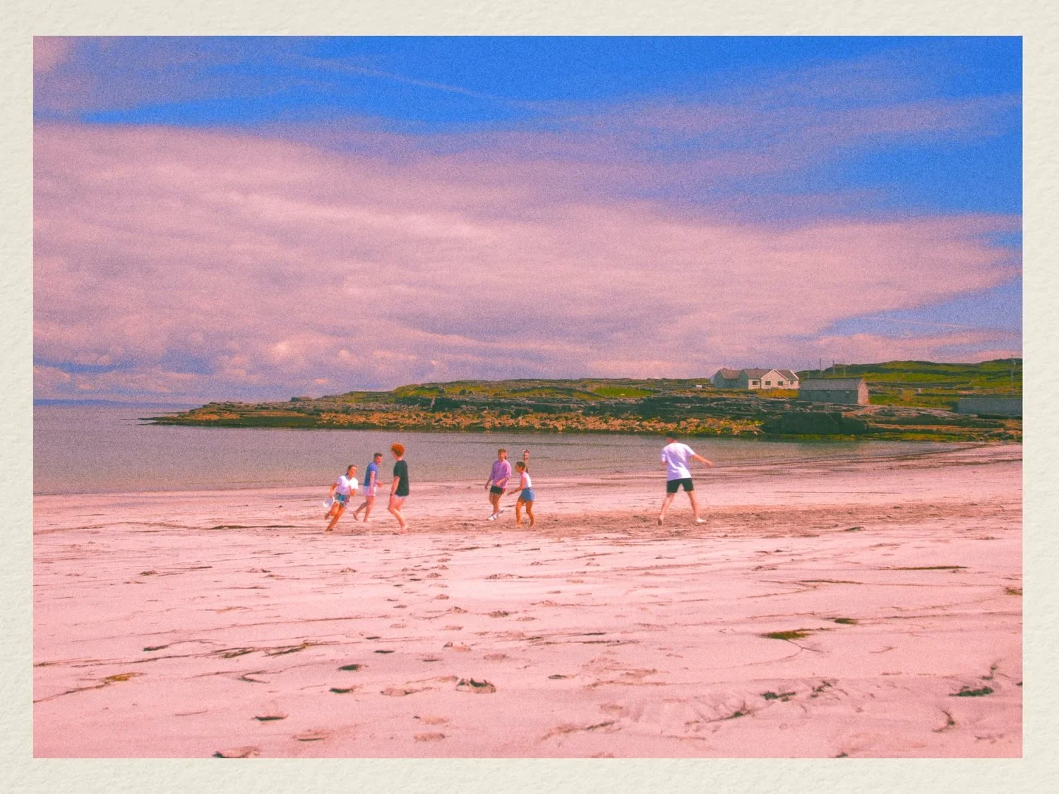 A group playing football on a beach in Difriúil.