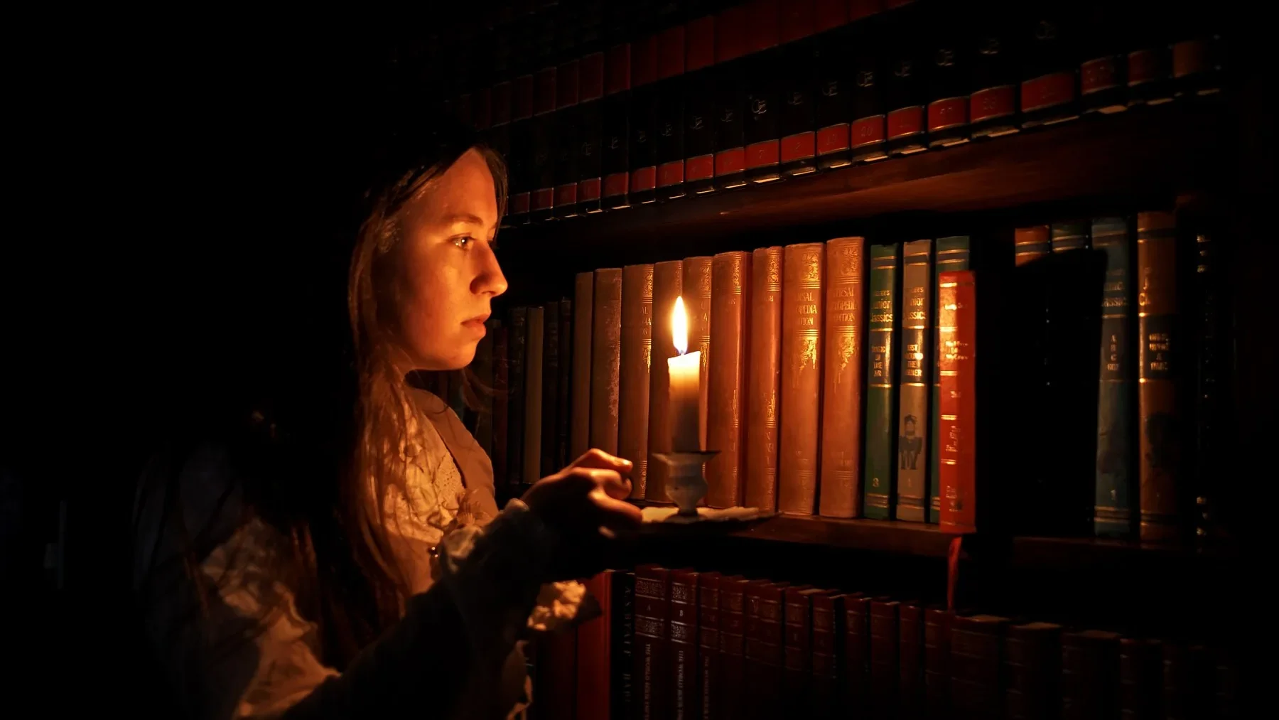 Candlelight inside the house in An Taibhse.