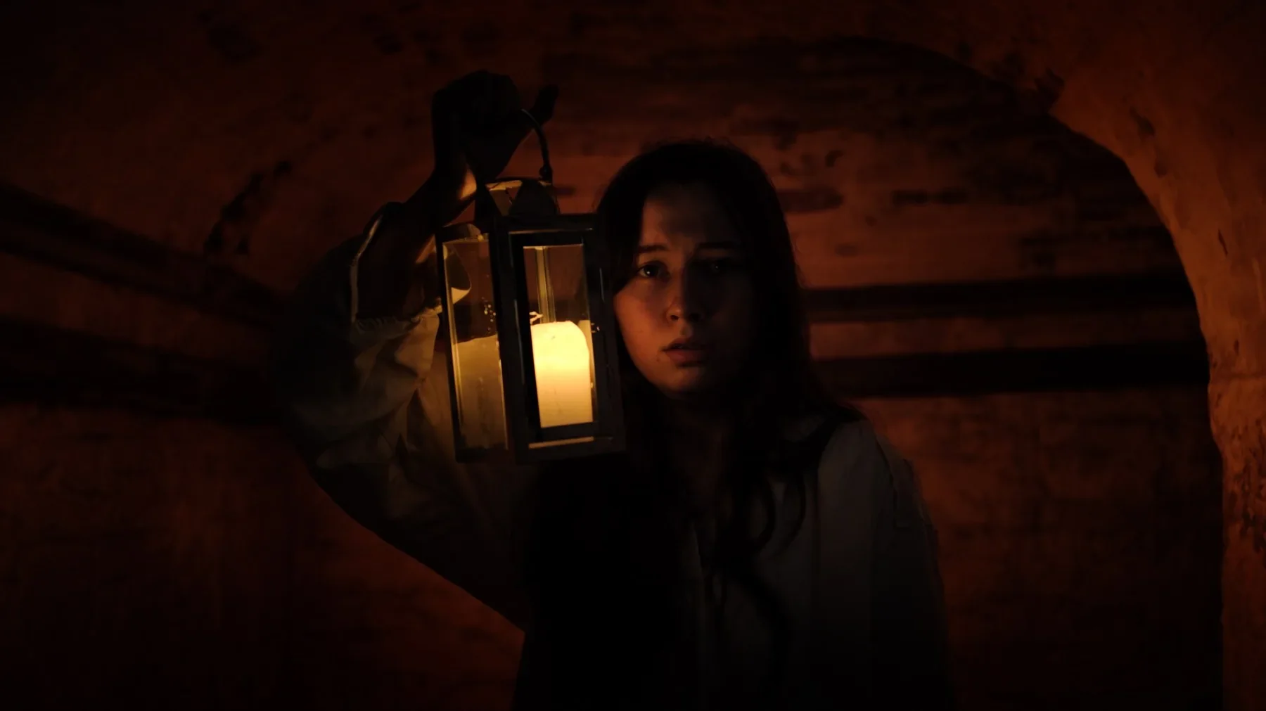 A lantern illuminates Máire in An Taibhse.