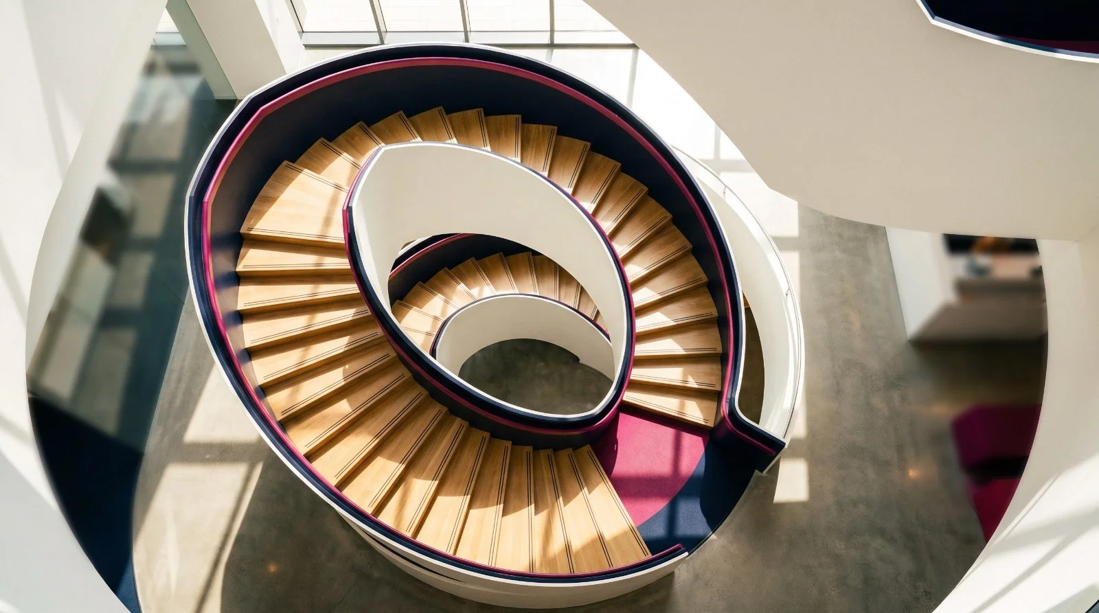 Escalier en spirale vu d'en haut, symbole de progression