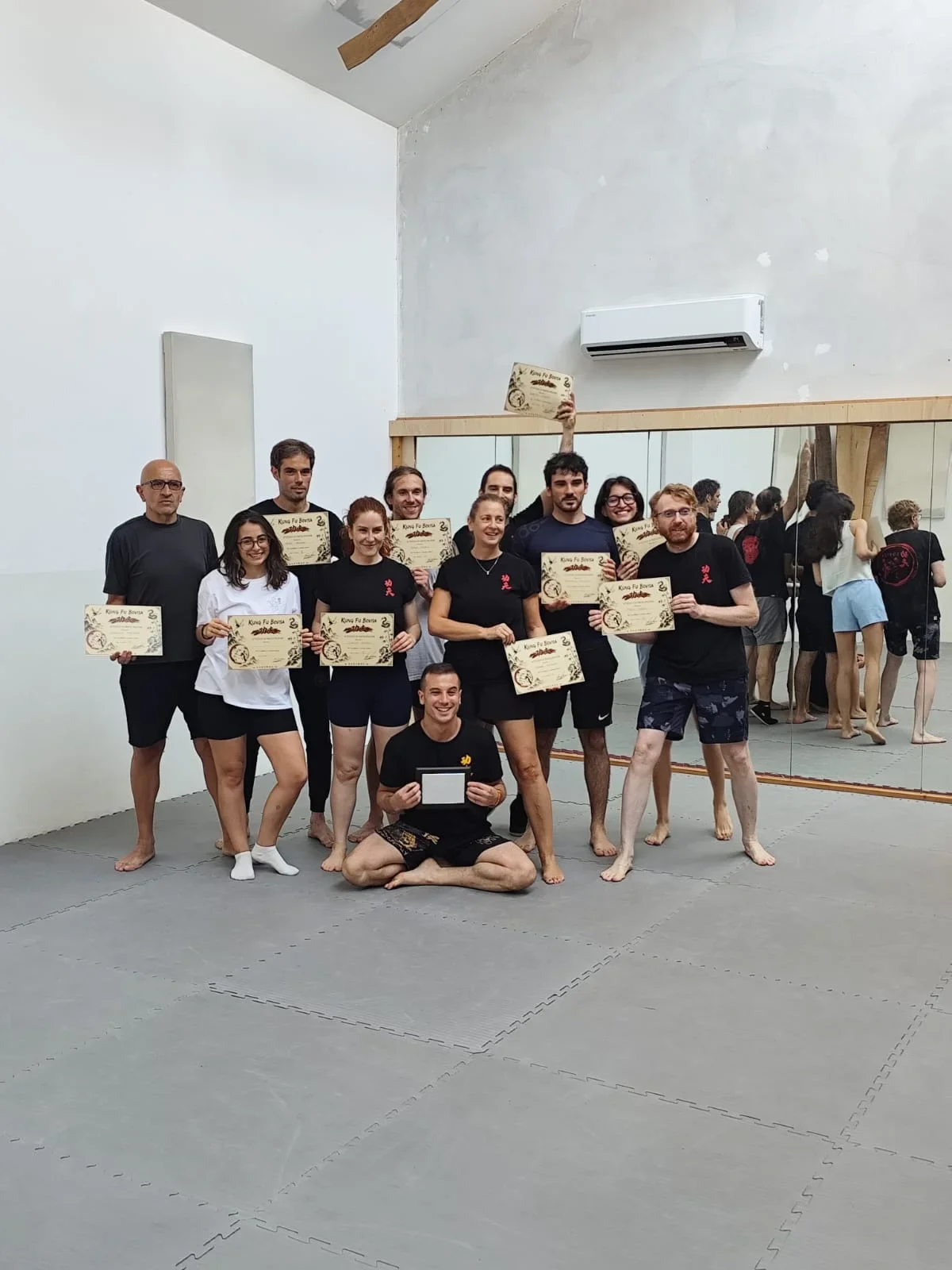 Foto del gruppo con gli attestati