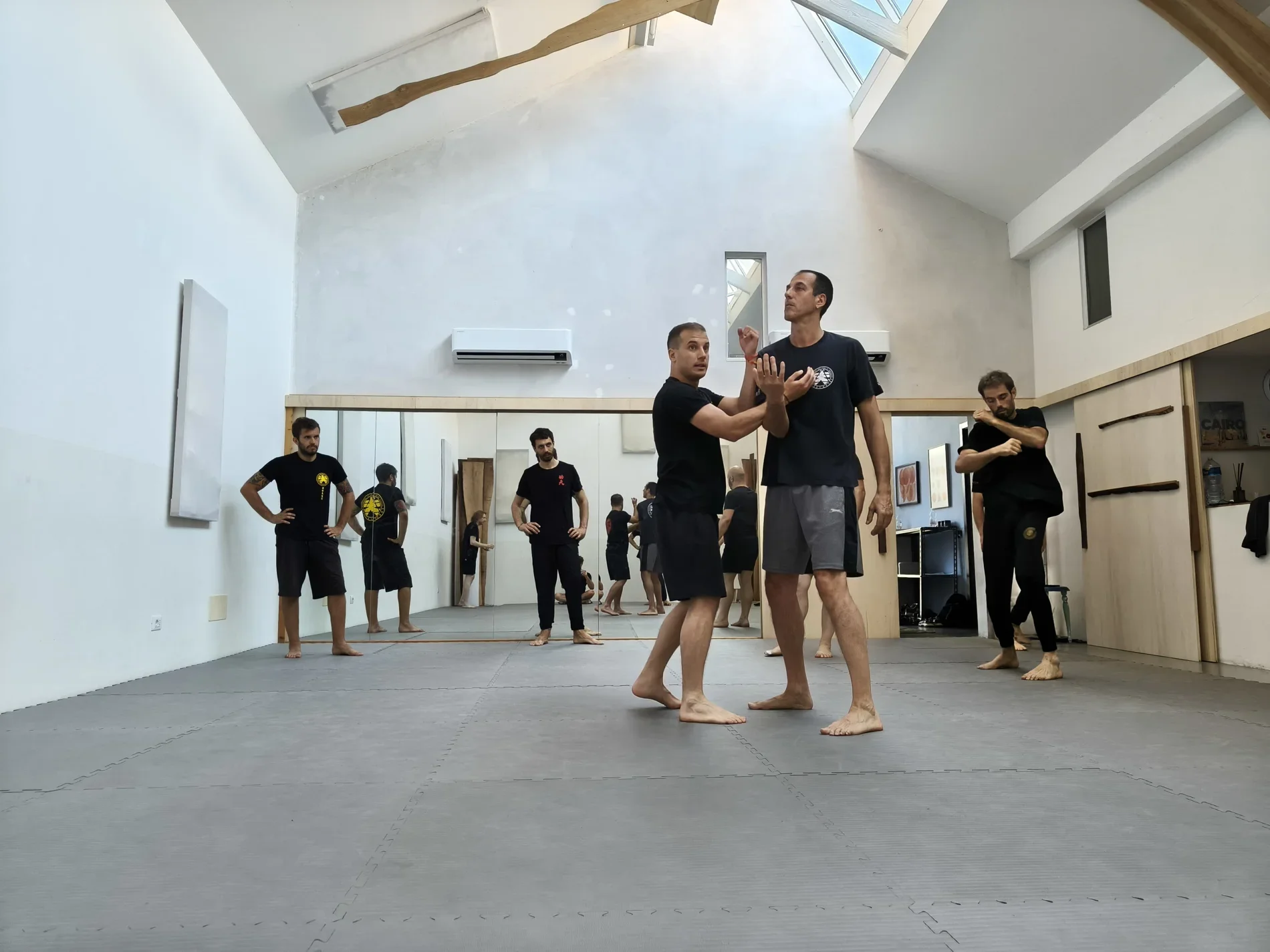 Sifu Luca Nachiro spiega una tecnica a un allievo durante una lezione di Kung Fu
