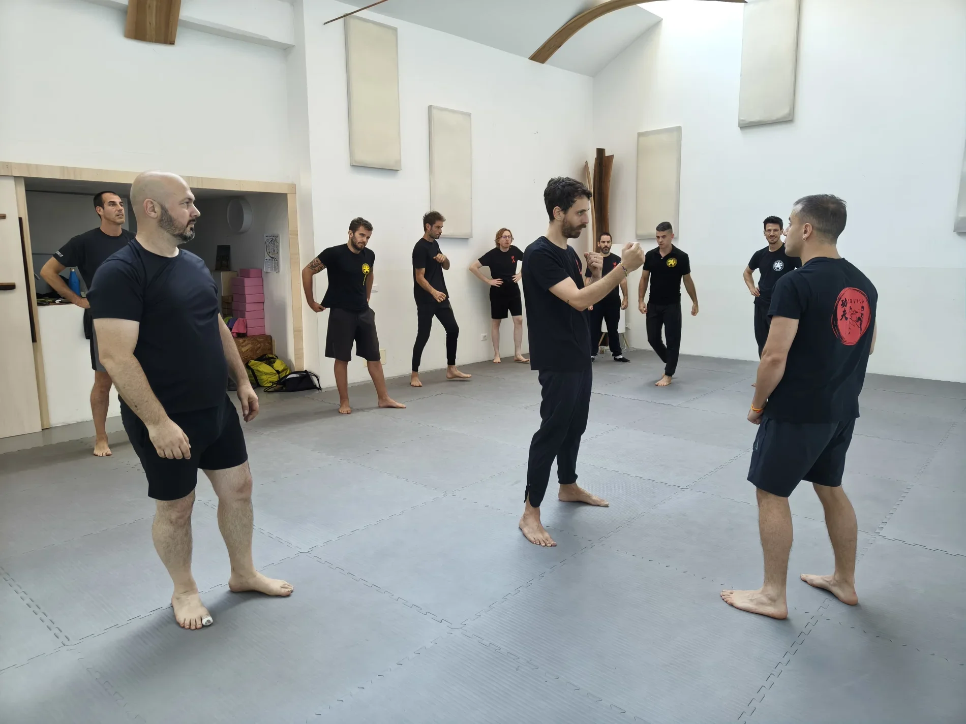 Il gruppo segue una dimostrazione durante una lezione