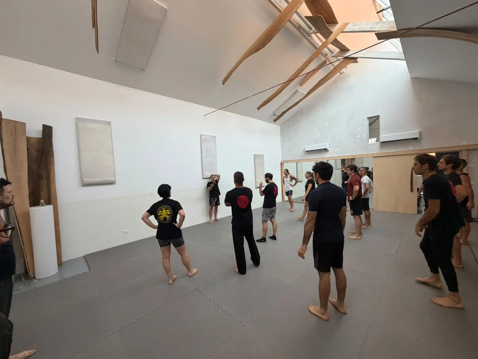 Il gruppo durante una spiegazione in palestra