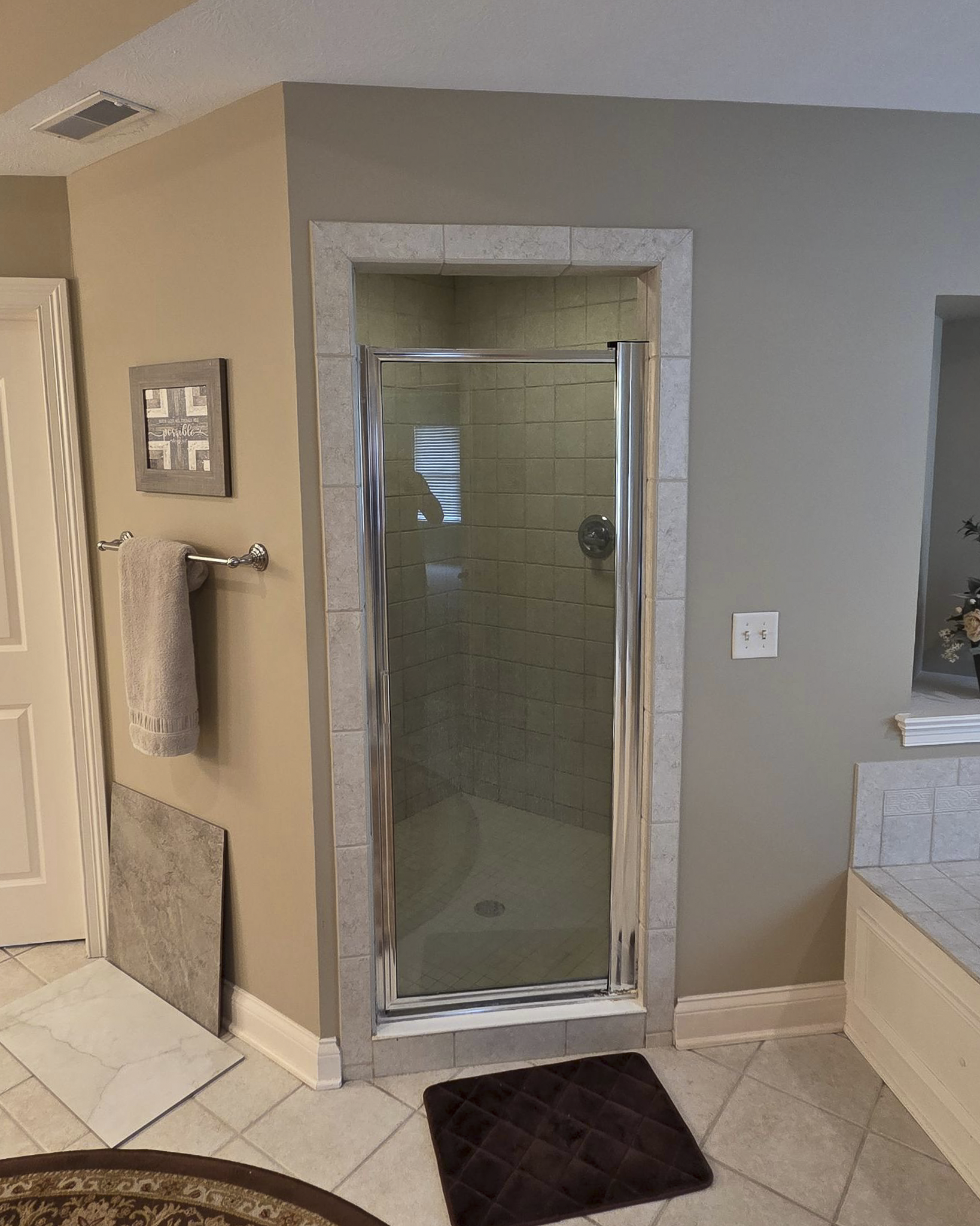 Before: dated bathroom prior to ISI Construction remodel
