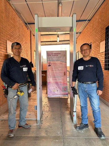 Personal de SITEC junto a un arco detector de metal en Sabormex.