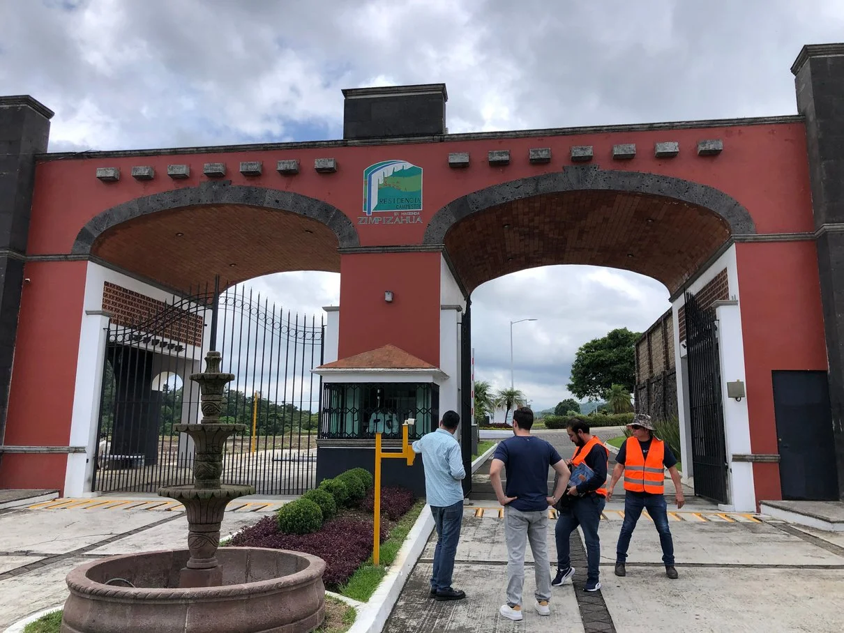Equipo de SITEC e instalación de acceso vehicular en un fraccionamiento de Veracruz