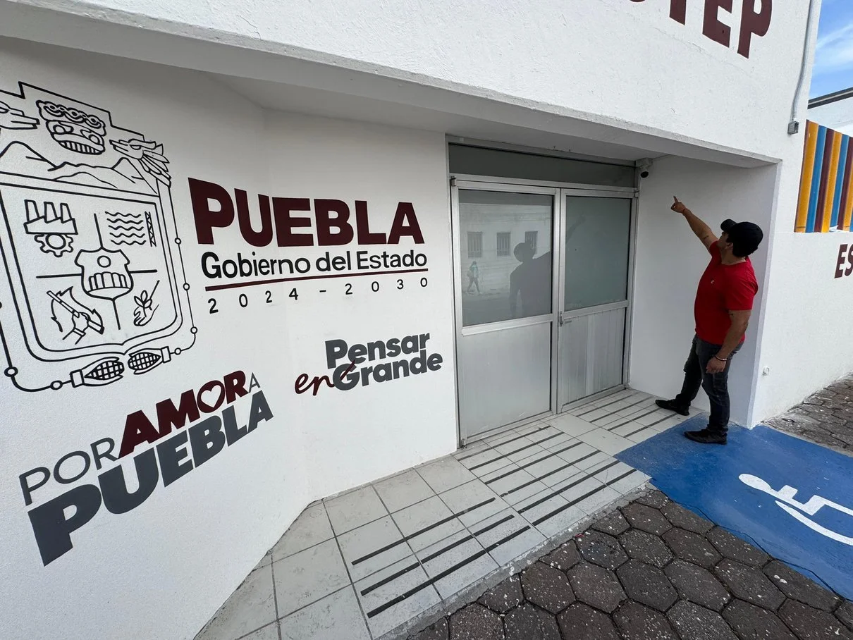 Técnico trabajando en la fachada de ISSSTEP Puebla.