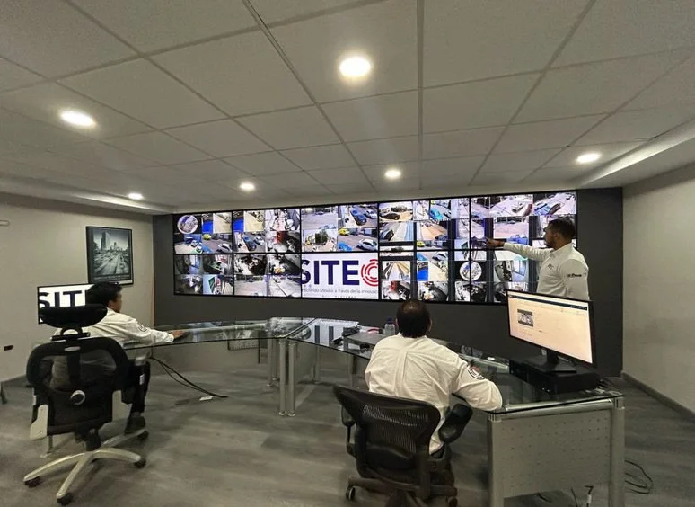 Equipo de SITEC en su showroom de monitoreo y videovigilancia