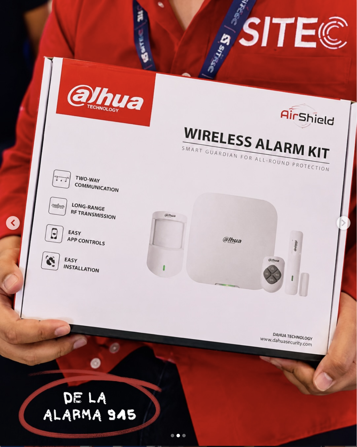 Integrante de SITEC mostrando una caja de un kit de alarma inalámbrica Dahua AirShield.