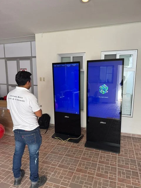 Instalación de pantallas verticales en Petroaadlab.