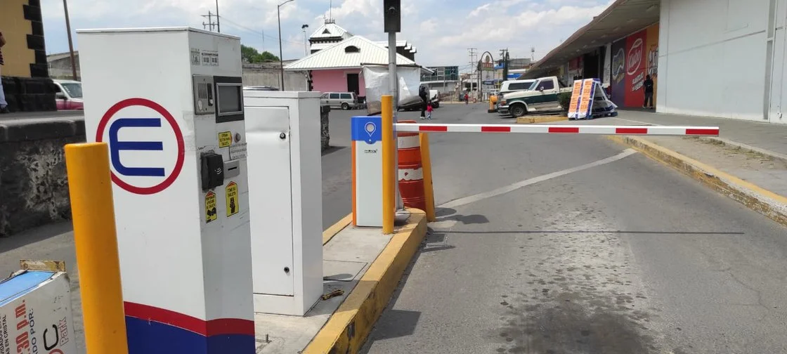 Equipo de control de entrada en el Estacionamiento San Martin.
