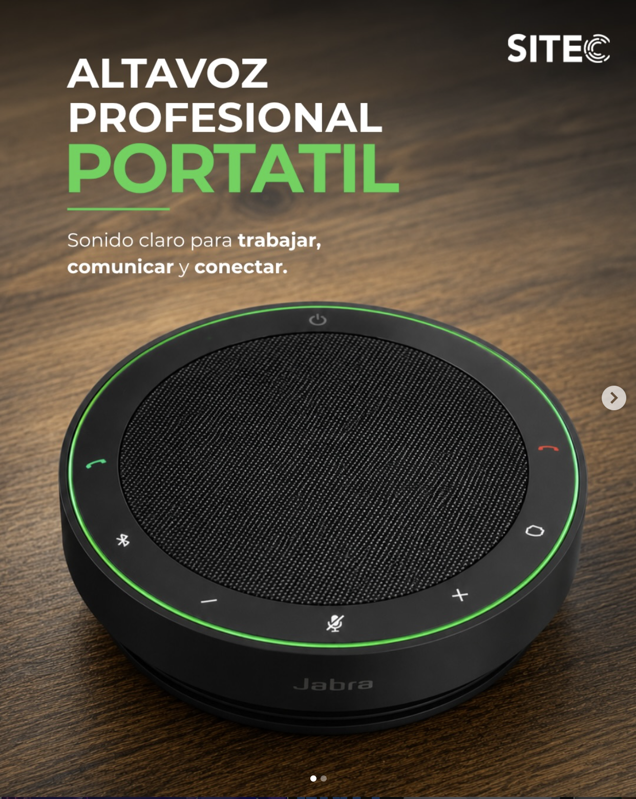 Publicación de SITEC con un altavoz portátil Jabra sobre una mesa de madera.