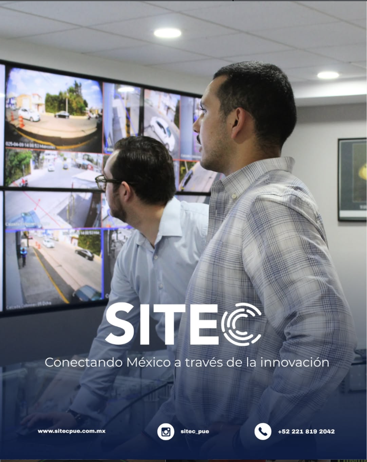 Equipo de SITEC frente a un muro de pantallas de videovigilancia, con el logotipo y lema de SITEC.