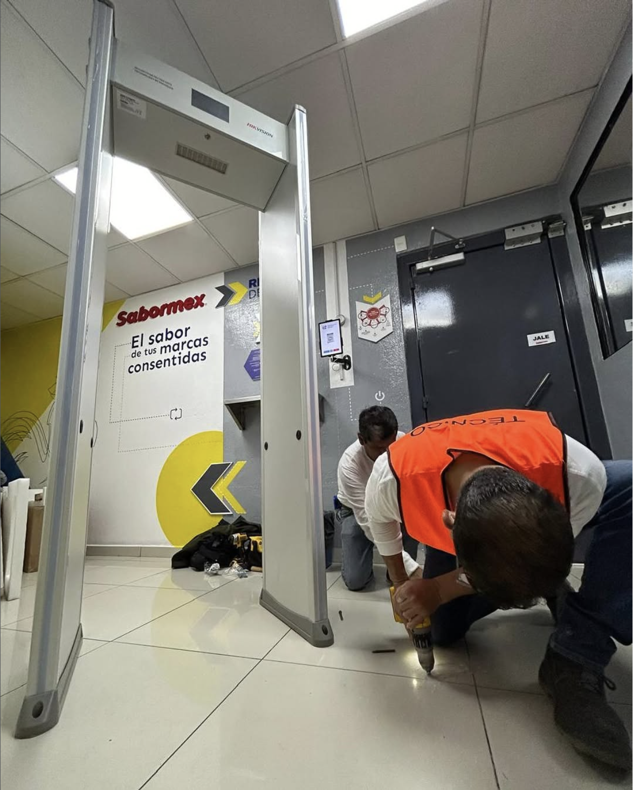 Técnicos instalando un arco detector en Sabormex.