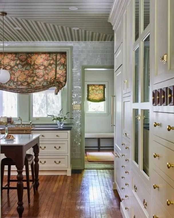 Tartan & Toile interior featured in The Hunt