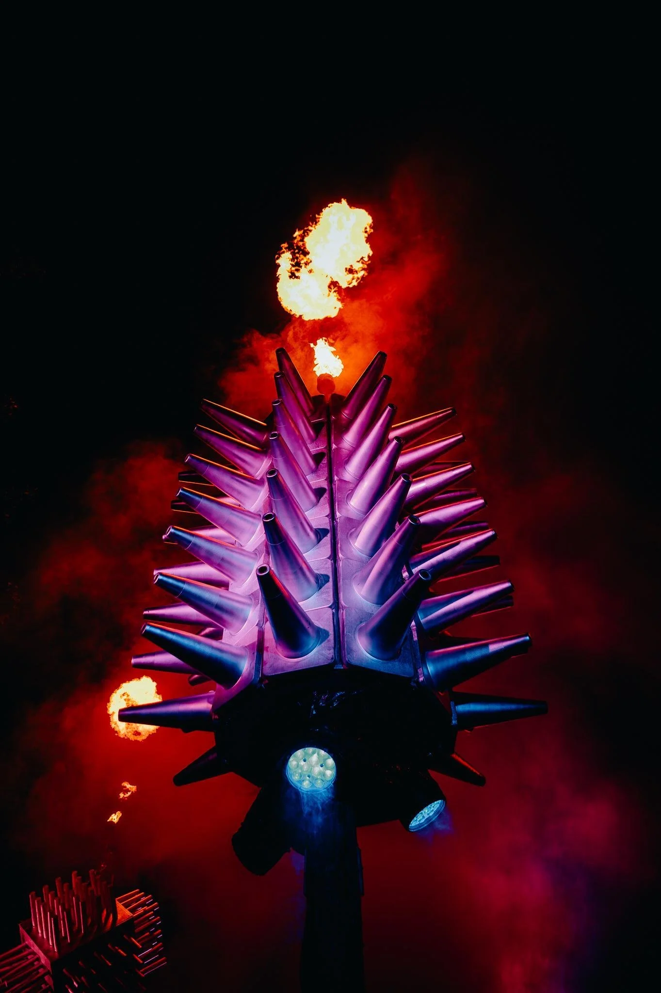 De Vijver — illuminated pipe sculpture with flames at Bosburcht Summer 2025