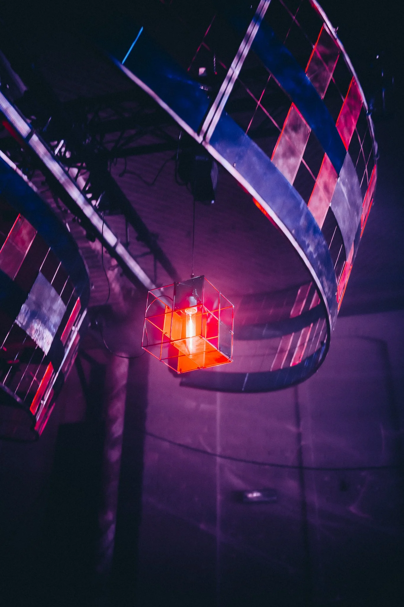 Curved scenic structure with illuminated cube