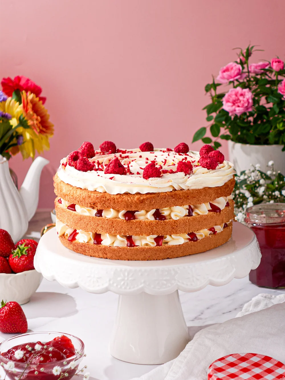Victoria sponge with strawberries and roses