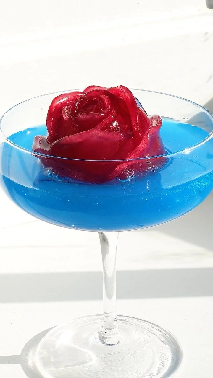 Roses are red, cocktails are blue cocktail recipe by Gin & Domic