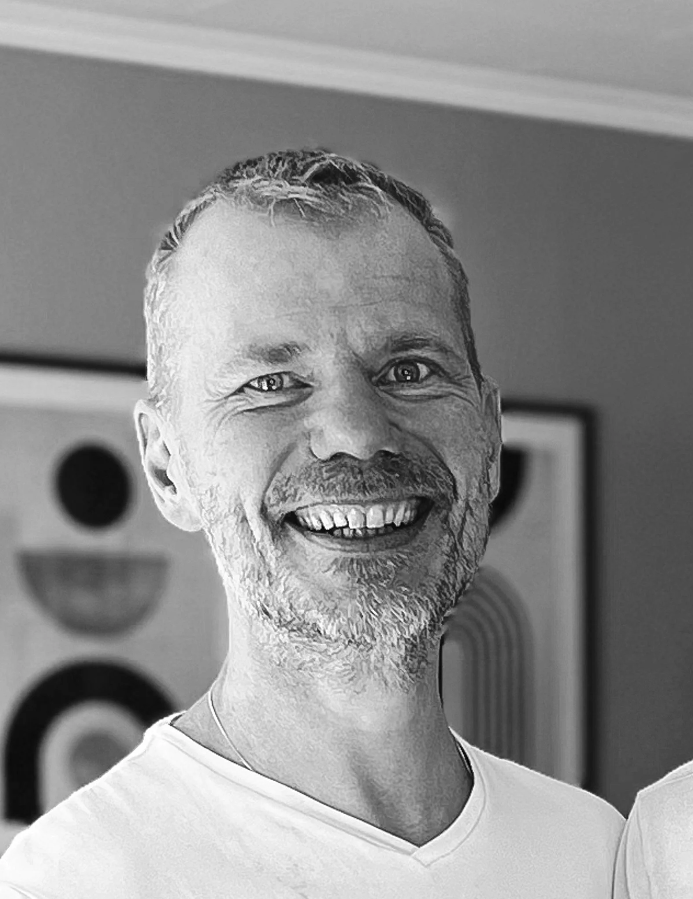 Lars Hektor, grundare av Scandcut, vid Scandcuts fiberlasermaskiner i fabriken i Höör.