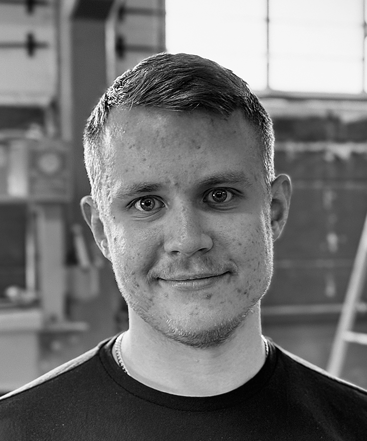 Emil Ekvall, kantpress-operatör på Scandcuts verkstad i Höör.