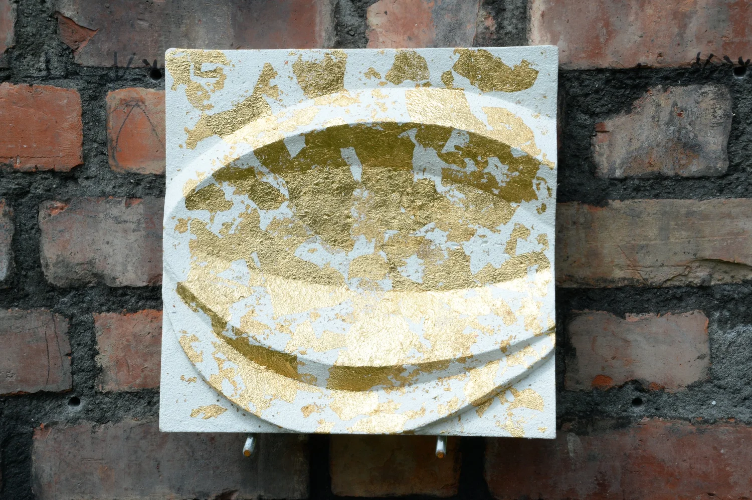 Curving Leaf - White and Gold Finish - styling inspiration 2