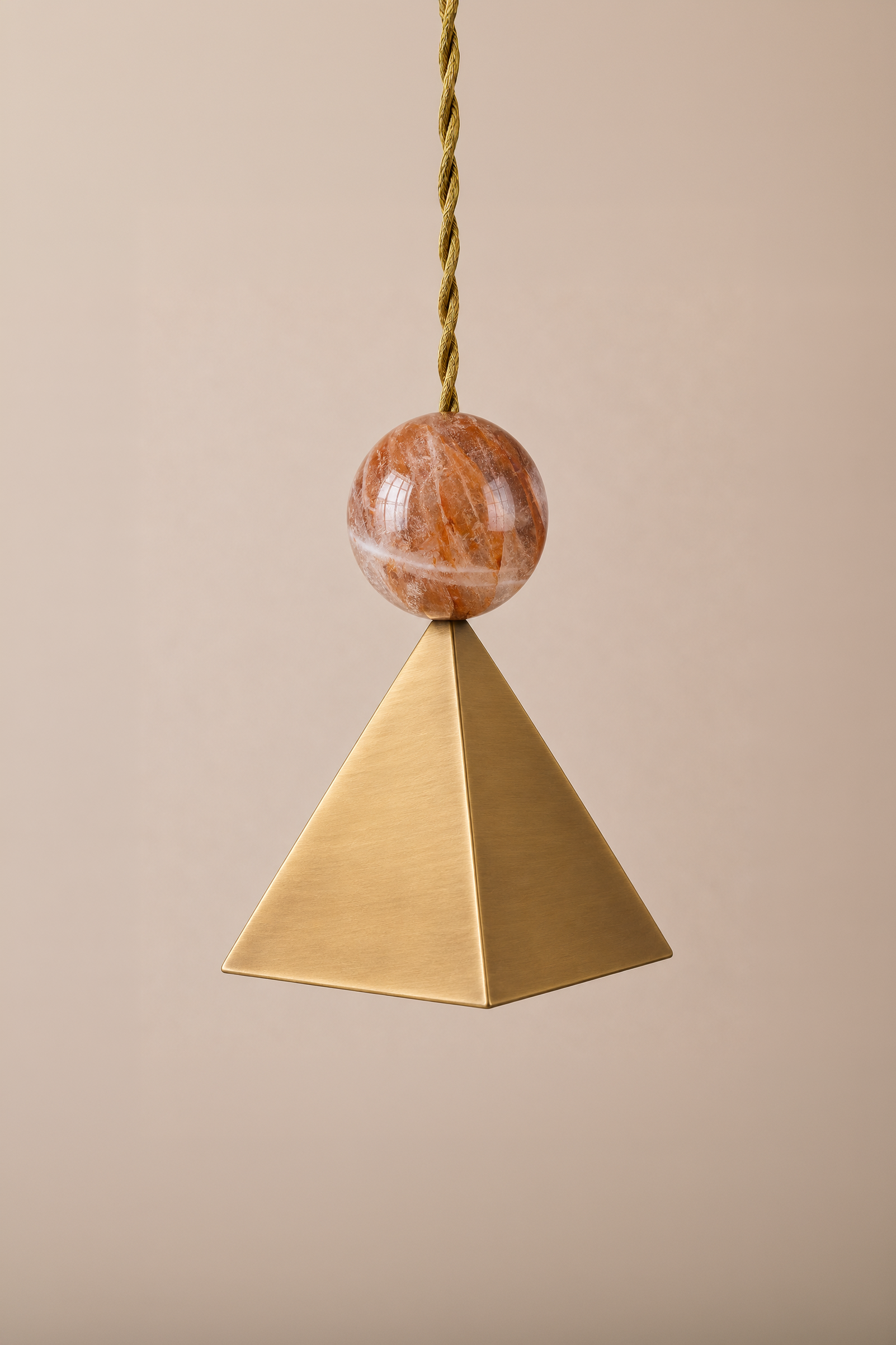 Jóia P in brushed brass