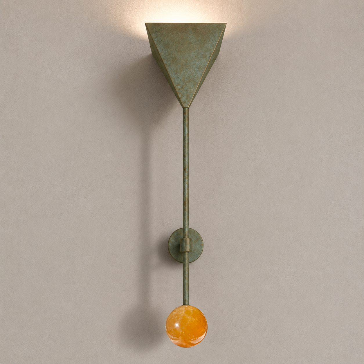 Jóia Sconce L in green patina brass