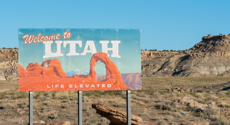 Welcome to Utah landscape and road sign
