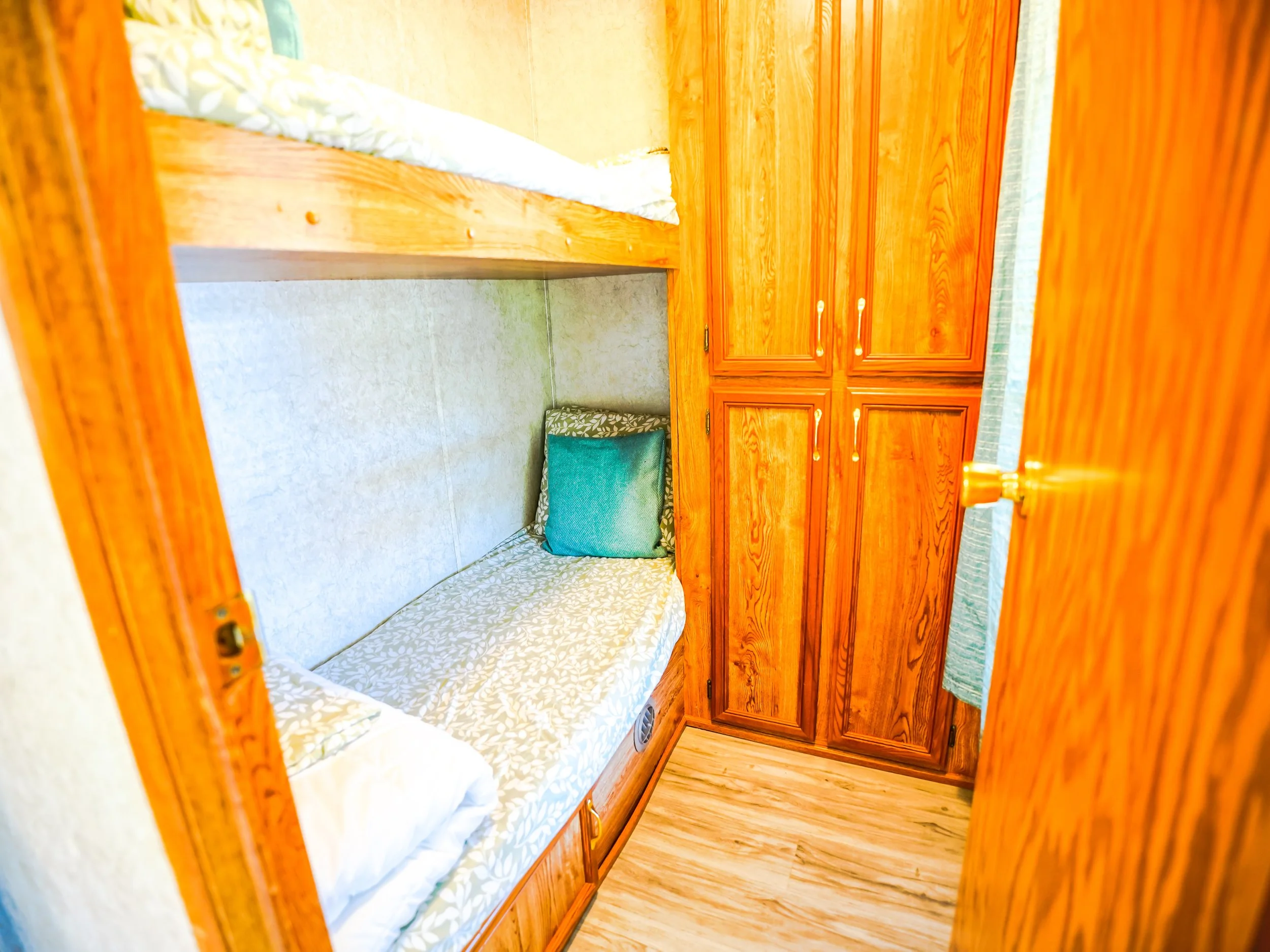 Holiday Hills Lakeside Place 1 double deck room