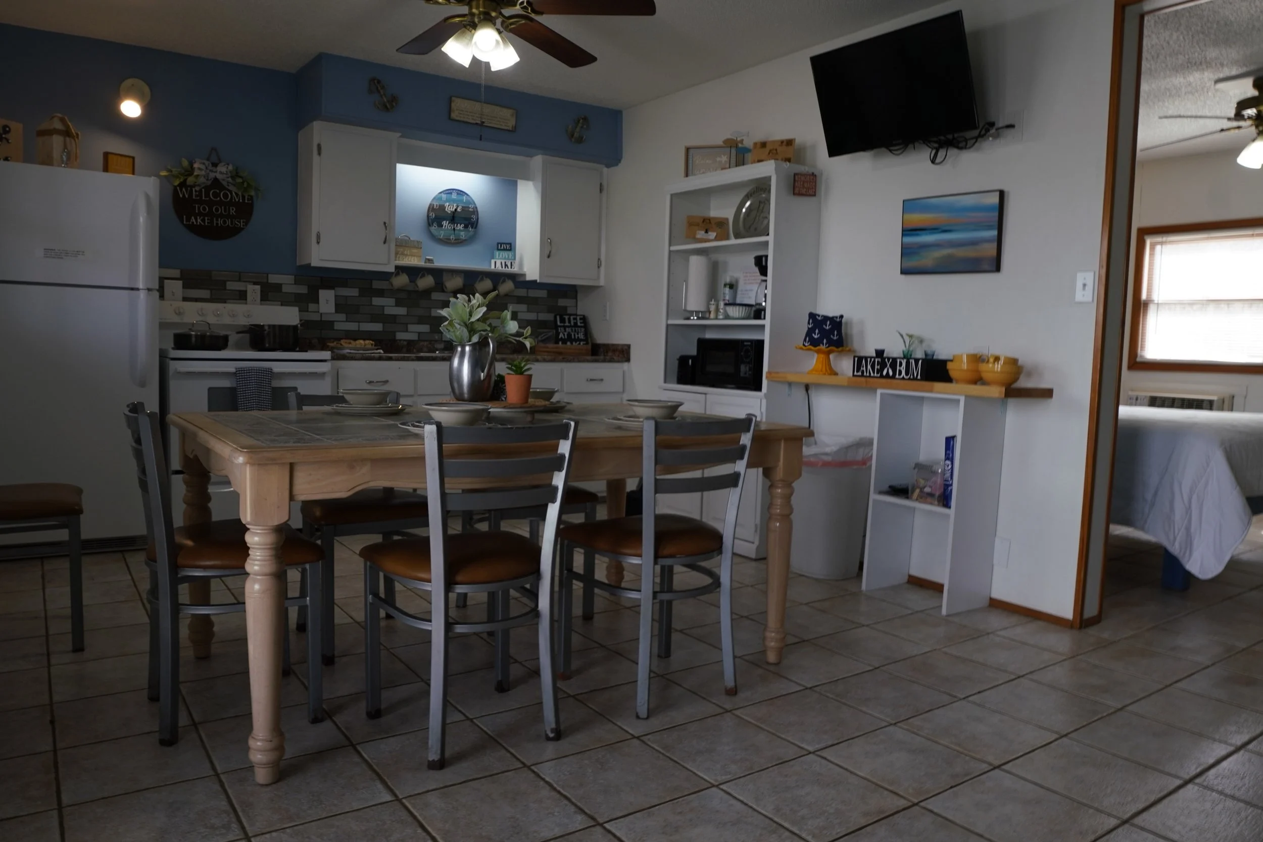 Holiday Hills townhouse 2 and 4kitchen table